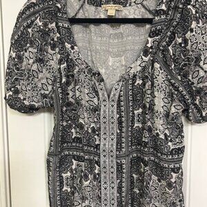 Energe World Wear Black & White Patterned V-Neck Top with Trim | Size PXL